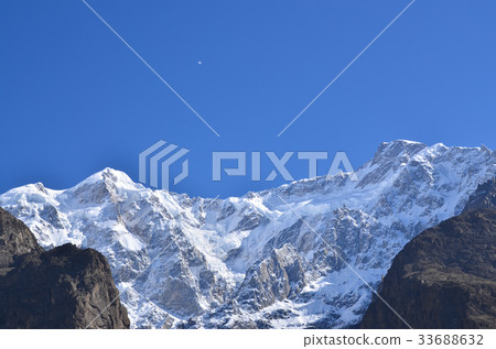 從Hunza Callibad在巴基斯坦看到的Ultar峰 從Hunza Callibad在巴基斯坦看到的Ultar峰 33688632