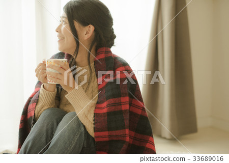 Woman wearing a knitwear drinking cocoa Woman wearing a knitwear drinking cocoa 33689016