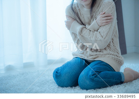 Japanese women wearing a knit that feels chilly 33689495