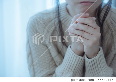 一個冷的日本女人穿著針織品 33689557