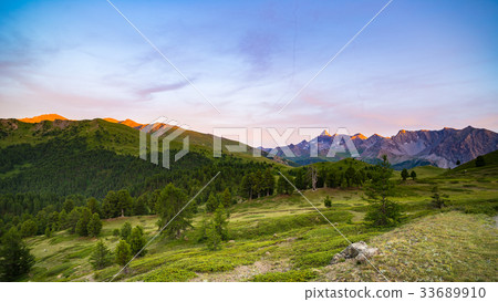 Colorful sunlight on the majestic mountain peak 33689910