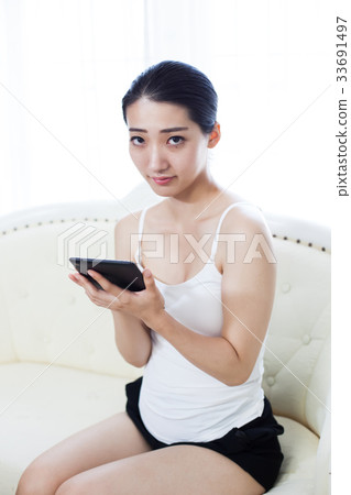 Woman operating a tablet (natural light) 33691497