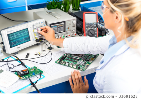 Female electronic engineer using oscilloscope 33691625