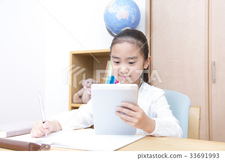 學習與片劑的女孩小學學生 33691993