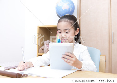 Girl studying with tablet Elementary school student Girl studying with tablet Elementary school student 33691994