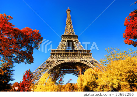 Eiffel Tower in autumn park 33692296