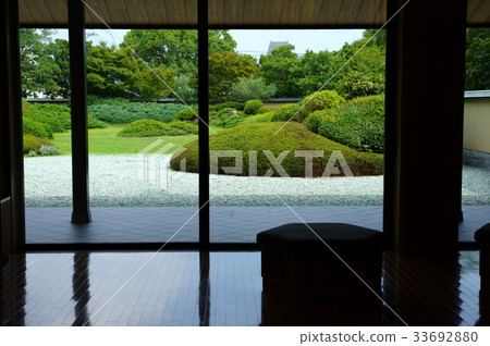 Japanese garden 33692880