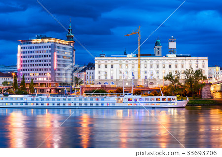 Linz, Danube river, Austria 33693706