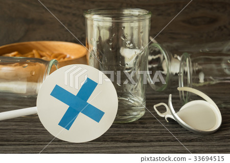 杯子喝一杯太多喝酒健康管理 杯子喝一杯太多喝酒健康管理 33694515