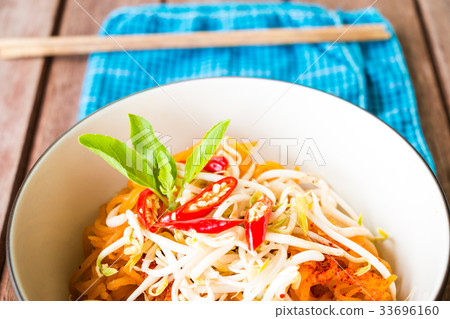 Thai style noodles, Pad-Thai 33696160