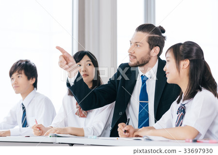 初中和高中學生和外籍教師 初中和高中學生和外籍教師 33697930