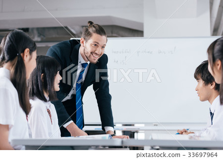 初中和高中學生和外籍教師 初中和高中學生和外籍教師 33697964