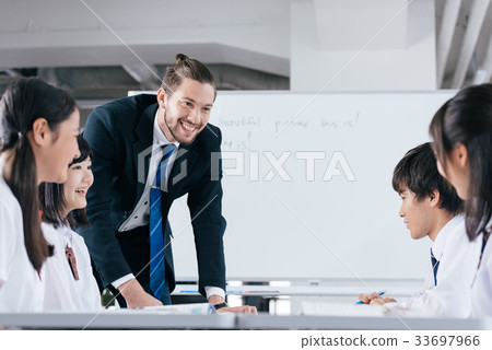 Junior and senior high school students and foreign teachers 33697966