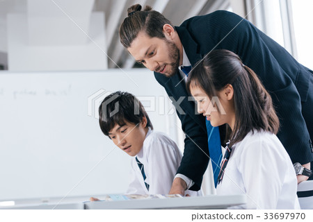 初中和高中學生和外籍教師 33697970