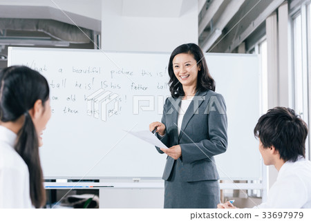 初中生和女老師 初中生和女老師 33697979