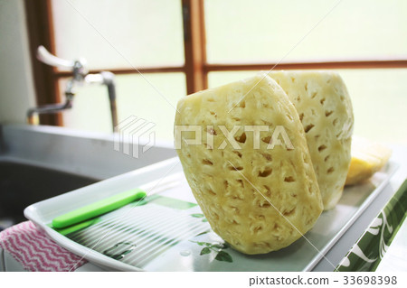 陽光下的現削土鳳梨 陽光下的現削土鳳梨 33698398
