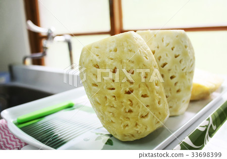 陽光下的新鮮土鳳梨 陽光下的新鮮土鳳梨 33698399