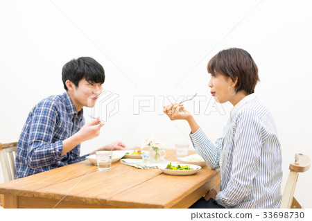 Happy couple eating landscape Happy couple eating landscape 33698730
