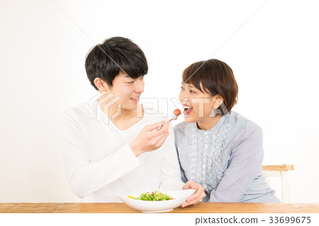 Men and women who eat vegetables 33699675