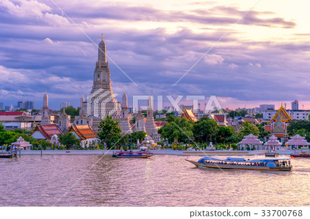 Wat Arun Temple in bangkok thailand at sunset. Wat Arun Temple in bangkok thailand at sunset. 33700768