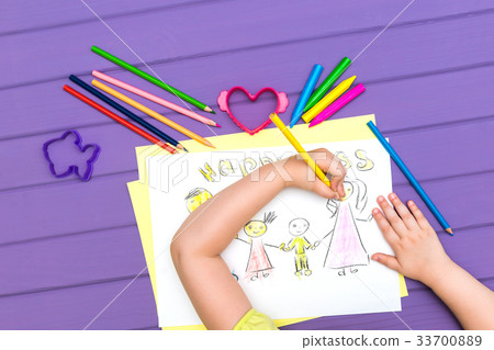 The child paints a sketch of the family The child paints a sketch of the family 33700889