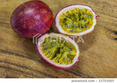 Passiflora foetida fruit 33703005