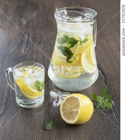 Refreshing drink from lemons with ice 33703926