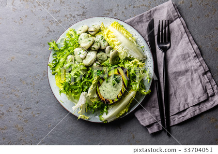Vegetarian lettuce beans salad with grilled 33704051