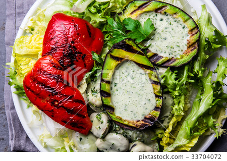 Vegetarian lettuce beans salad with grilled Vegetarian lettuce beans salad with grilled 33704072