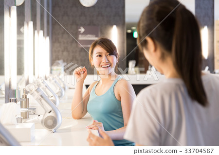 放鬆在更衣室的婦女 33704587