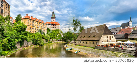 View of Cesky Krumlov town, a UNESCO heritage site 33705020