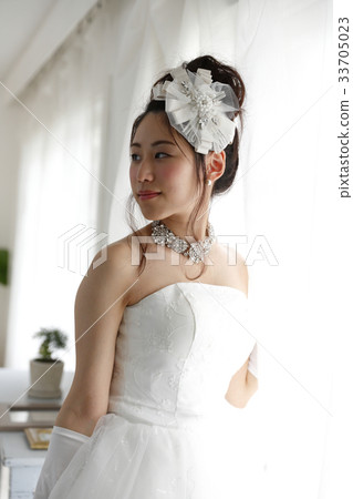 Young woman in a wedding dress 33705023