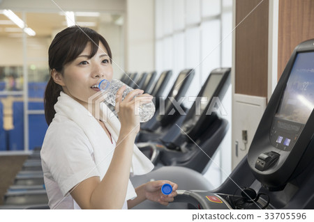 Woman doing hydration in a gym 33705596