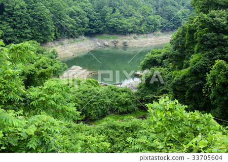 Vomit dam green lake surface (Miki City, Hyogo Prefecture) 33705604