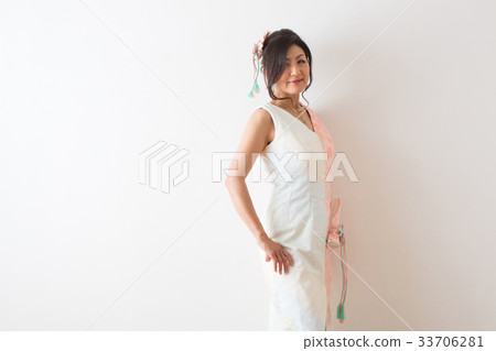 Women's portrait 33706281