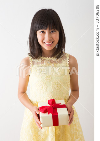 Pretty girl portrait 33706288
