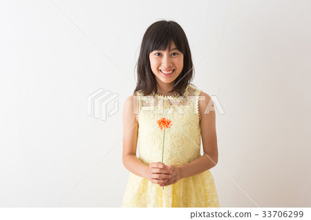 Pretty girl portrait 33706299