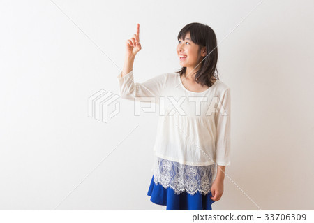 Pretty girl portrait 33706309
