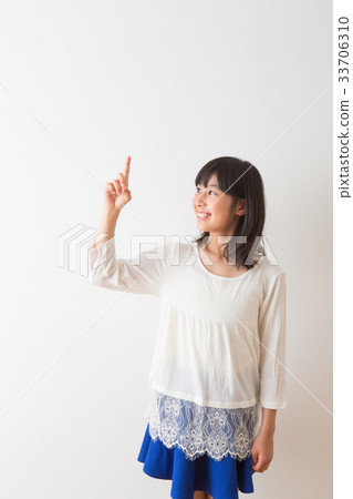 Pretty girl portrait 33706310