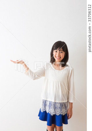 Pretty girl portrait 33706312