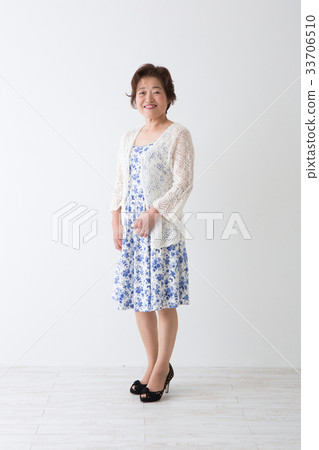 Senior women's portrait Senior women's portrait 33706510