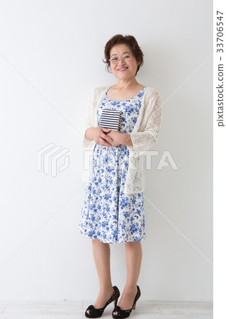Senior women's portrait Senior women's portrait 33706547