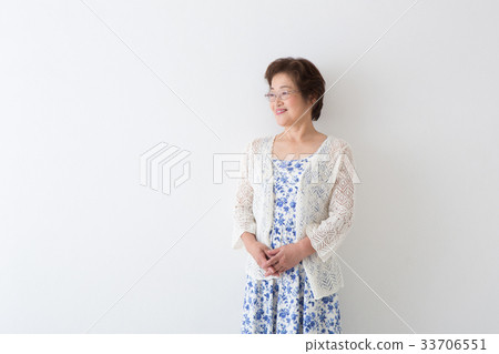 Senior women's portrait Senior women's portrait 33706551