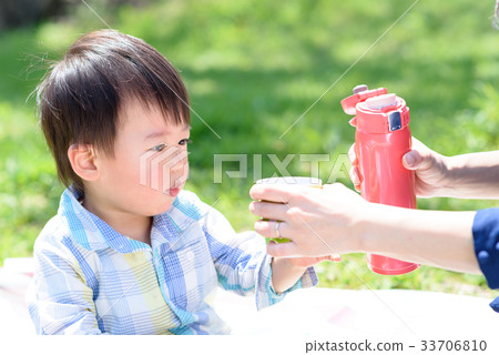 Fun picnic lunch Tea from a water bottle 33706810