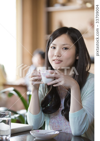 在咖啡廳喝咖啡的婦女 33709004