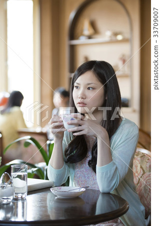 在咖啡廳喝咖啡的婦女 33709007