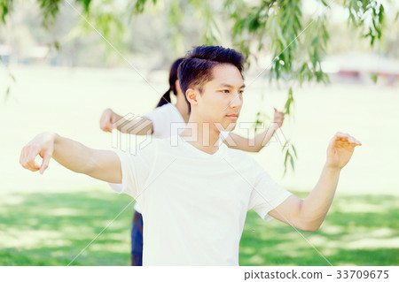 People practicing thai chi in park 33709675