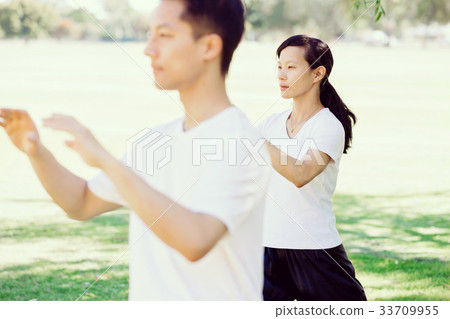 People practicing thai chi in park 33709955