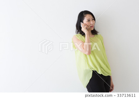 Women's portrait 33713611