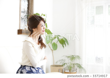 放鬆在屋子裡的婦女 33714917